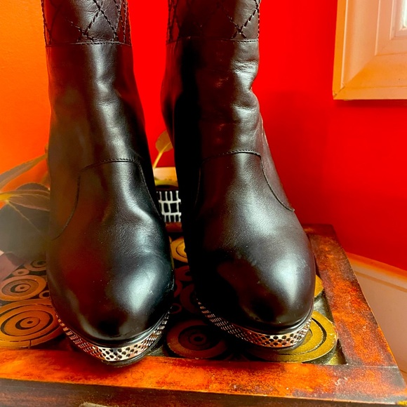 CHANEL calfskin ankle boots. - Picture 5 of 7